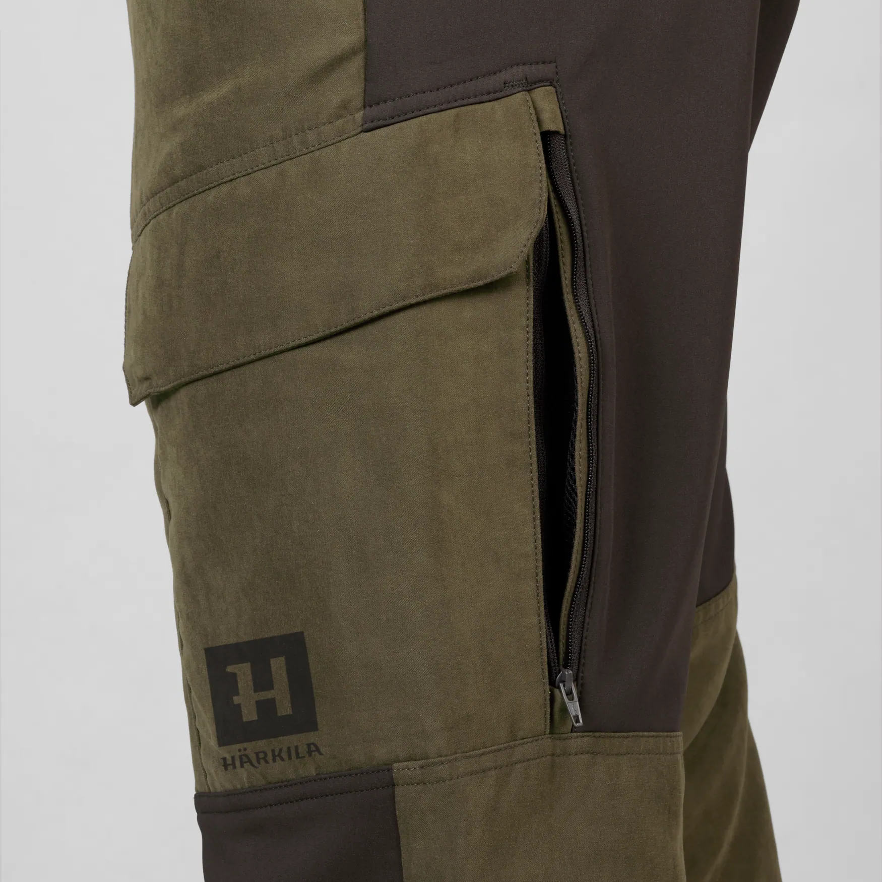 Harkila Scandinavian pantalone boja willoww green/Deep brown – Harkila – Lovačke Pantalone – slika 1
