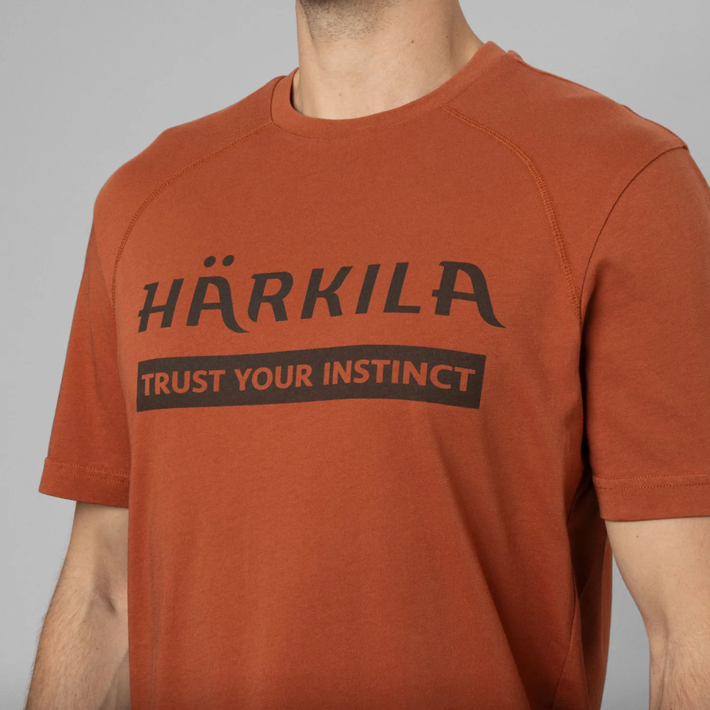 Harkila majca Logo S/S boja Arabian spice, vel.L – Harkila – Lovački Džemperi/Duksevi/Majice – slika 2
