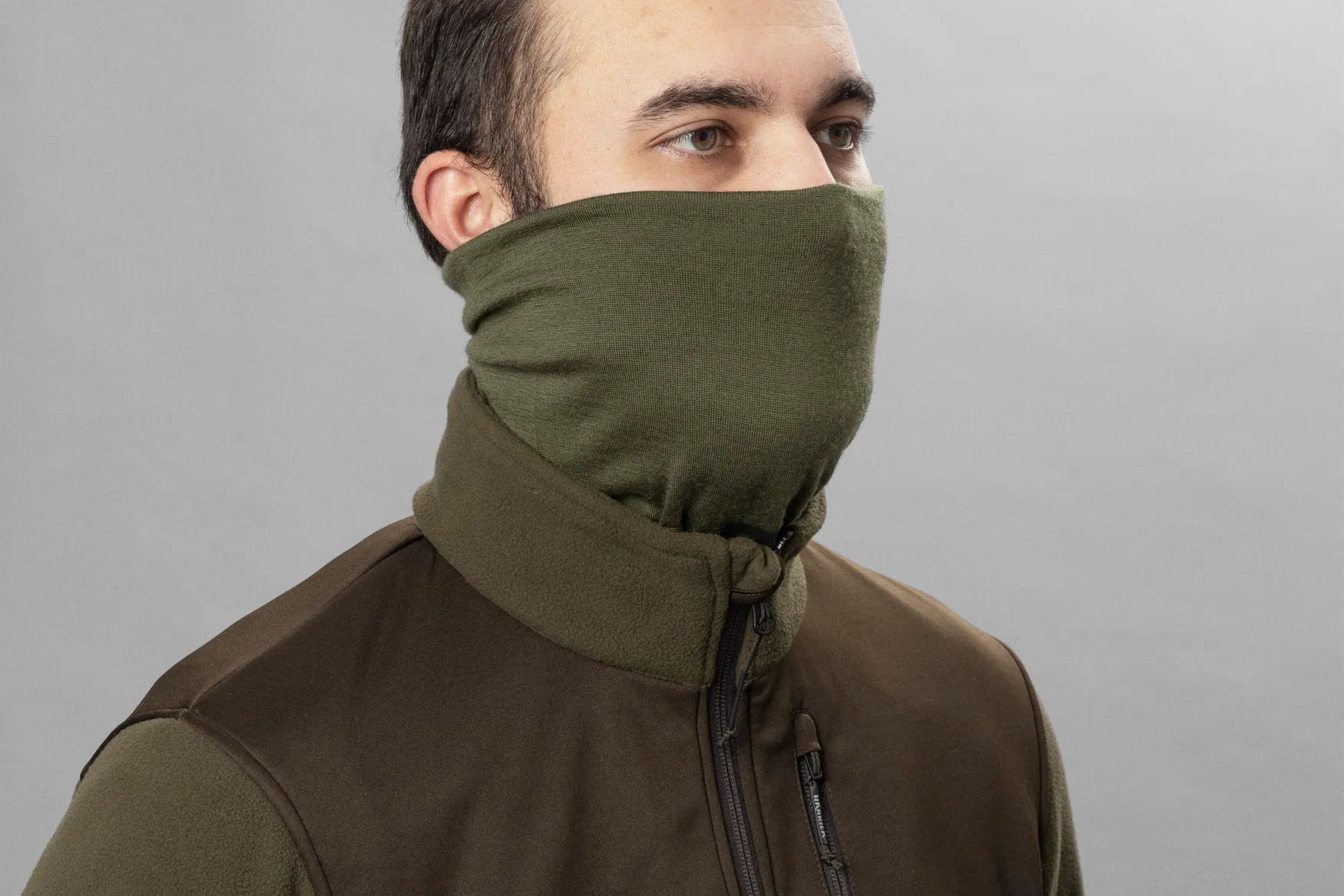 Harkila Base sal,boja dark olive, vel.one size – Harkila – Lovački Šal/Kravate/Tregeri/Rukavice – slika 1