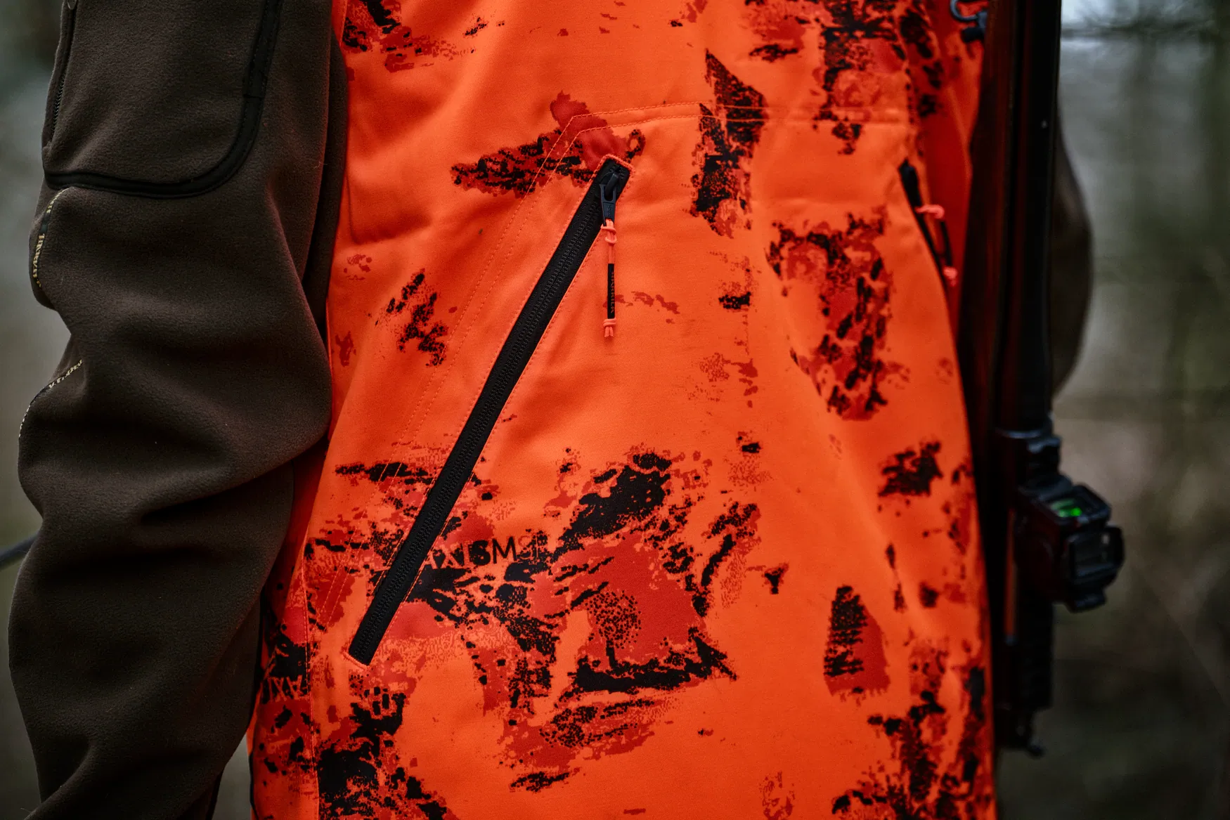Harkila prsluk Wildboar Pro Blaze camo AXIS MSPCe,boja narandžasta,vel.4XL – Harkila – Lovački Prsluci – slika 2