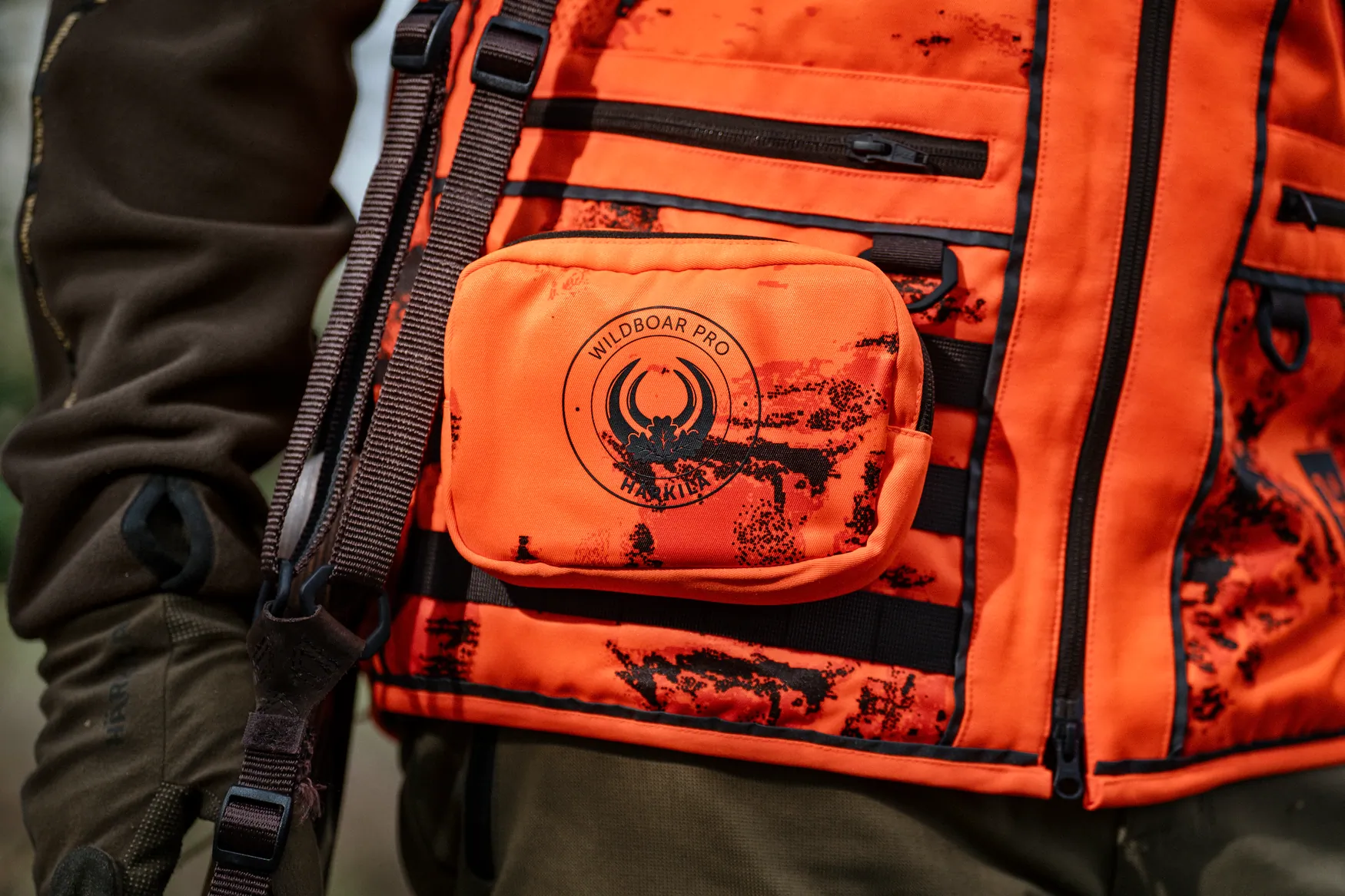 Harkila prsluk Wildboar Pro Blaze camo AXIS MSPCe,boja narandžasta,vel.3XL – Harkila – Lovački Prsluci – slika 4